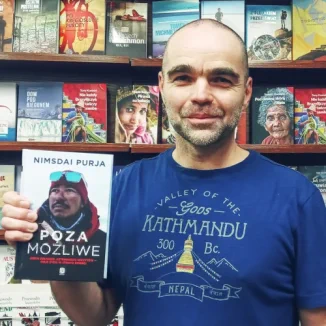 Radek Kucharski in the Sklepu Podróżnika Warsaw bookshop, with the Polish edition of "Beyond possible" book by Nimsdai Purja. Photo by Anna Chmielewska.